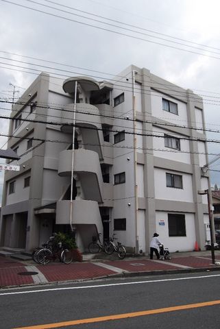拡大写真：マンション有紀 3階302の外観写真（昼）