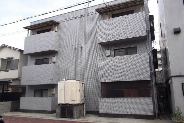 拡大写真：本町ハイツ 2階201の外観写真（昼）