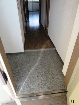 拡大写真：サニーヒル忍ケ丘 3階308の玄関