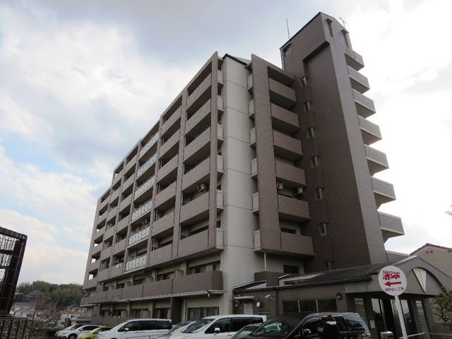 拡大写真：サニーヒル忍ケ丘 3階308の外観写真（昼）
