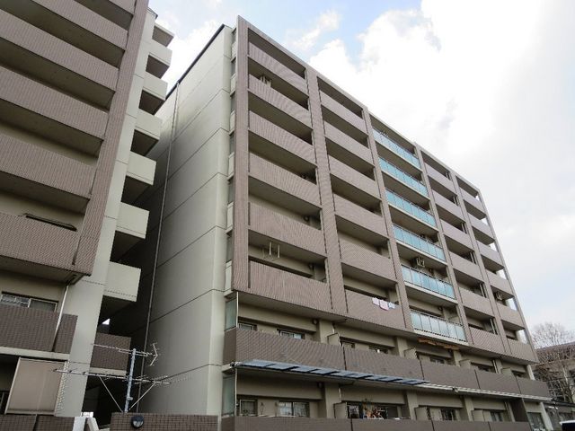 拡大写真：サニーヒル忍ケ丘 3階308の外観写真（昼）