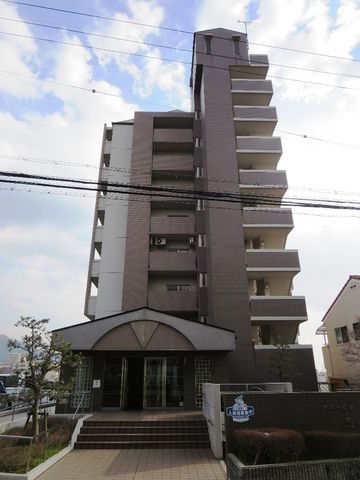 拡大写真：サニーヒル忍ケ丘 3階308の外観写真（昼）