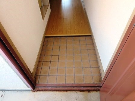 拡大写真：まるきハイツ東大利 2階203の玄関