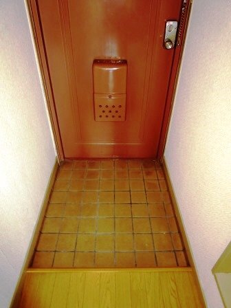 拡大写真：まるきハイツ東大利 2階203の玄関