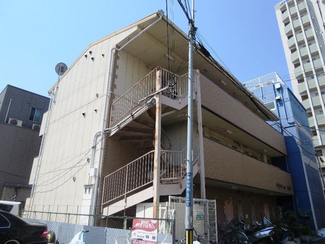 拡大写真：まるきハイツ東大利 2階203の外観写真（昼）