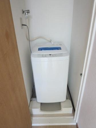 拡大写真：萱島サンヴィアンテ 2階201の洗濯機置場