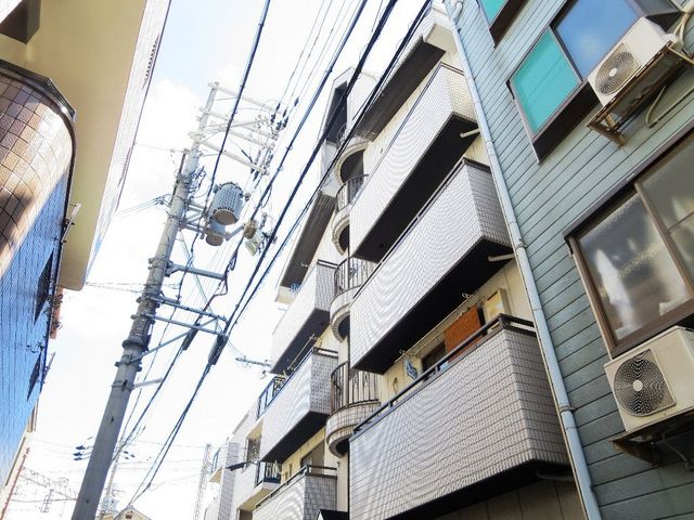 拡大写真：萱島サンヴィアンテ 2階201の外観写真（昼）