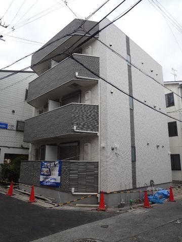 拡大写真：Ｎｅｕｅ　Ｖｉｌｌａ 3階301の外観写真（昼）