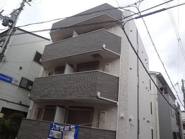 拡大写真：Ｎｅｕｅ　Ｖｉｌｌａ 3階301の外観写真（昼）