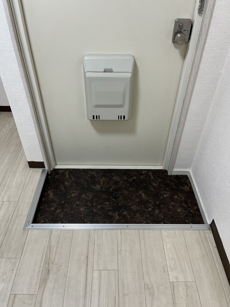 拡大写真:四條畷市南野4丁目 3階302の玄関