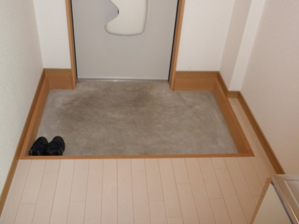 拡大写真：伊万里市松島町 2階215の玄関(イメージ)