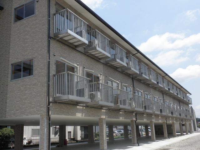 拡大写真：伊万里市新天町 2階212の外観写真（昼）