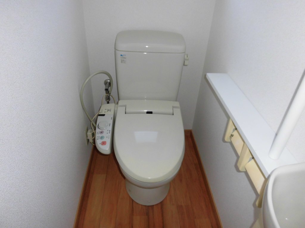 拡大写真：伊万里市立花町 1階1のシャワー付トイレ