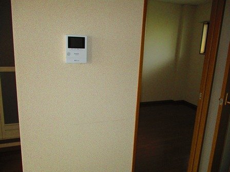 拡大写真：館林市日向町 1階106のインターフォン