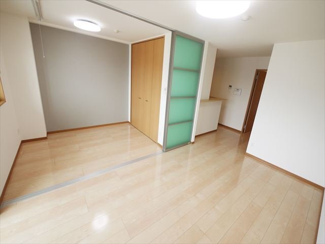 拡大写真：OTO寺家駅前 3階303のリビング