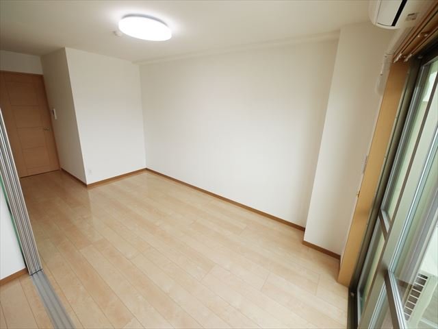 拡大写真：OTO寺家駅前 3階303のリビング