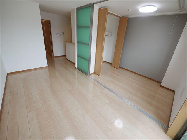 拡大写真：OTO寺家駅前 4階402のリビング