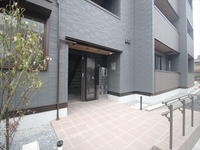 拡大写真：東広島市西条上市町 1階102の外観写真（昼）
