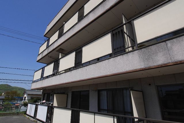 拡大写真：千田マンション 1階101の外観写真（昼）
