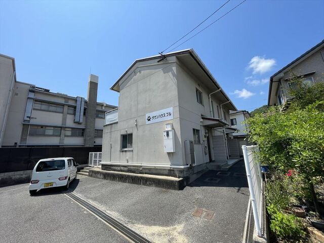 拡大写真：タウンハウスブル 102の外観写真（昼）