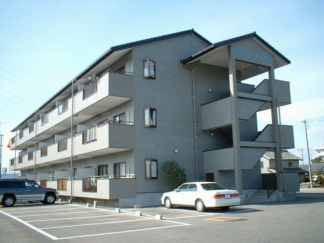 グランドアイリスの外観