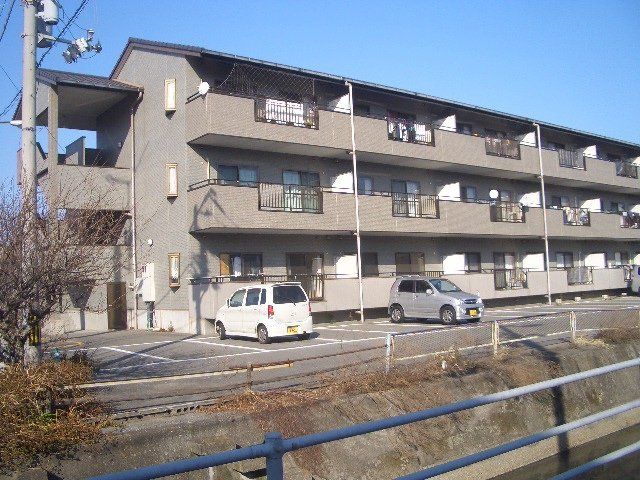 拡大写真：グランドアイリス 3階305の外観写真（昼）