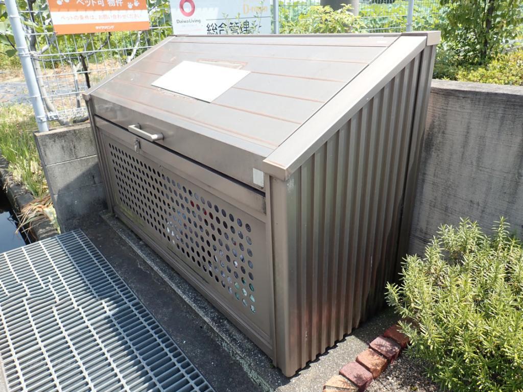 拡大写真：グランシャリオ 1階102の専用ごみ場