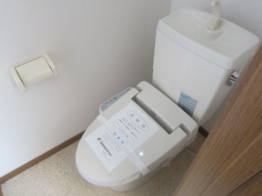 拡大写真:グレイスガーデン A棟 1階101のシャワー付トイレ