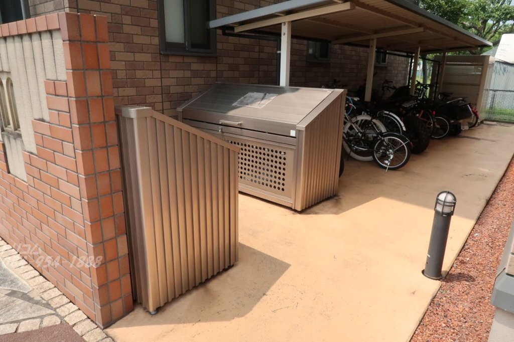 拡大写真:シャルルⅡ 3階301の駐輪場、専用ゴミ置場