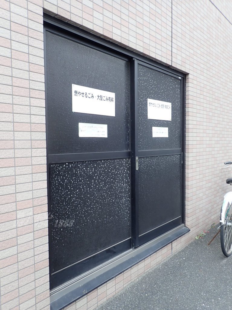 拡大写真:シンメイロード 4階401のごみ置き場