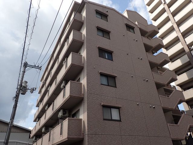 拡大写真：シンメイロード 4階401の外観写真（昼）