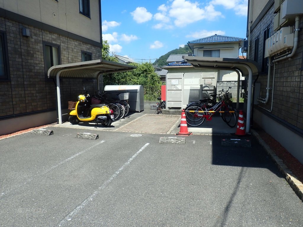 拡大写真:フォレストコート B棟 2階201の駐輪場