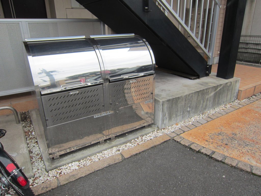 拡大写真:クラール花園 3階304の専用ゴミステーション