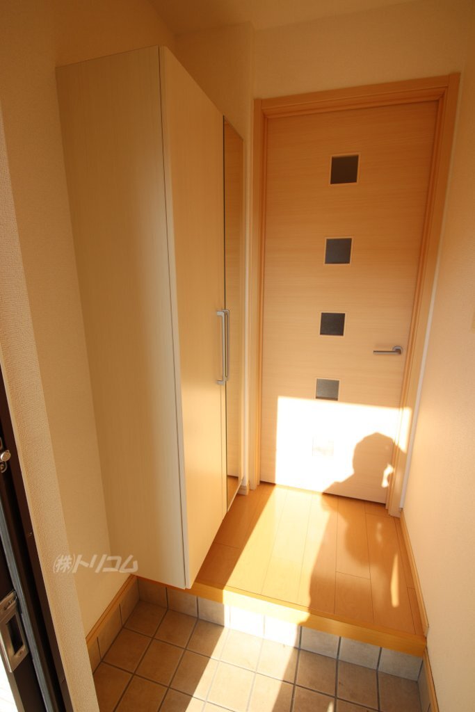 拡大写真：サンリット・スクエア 1階C101の玄関