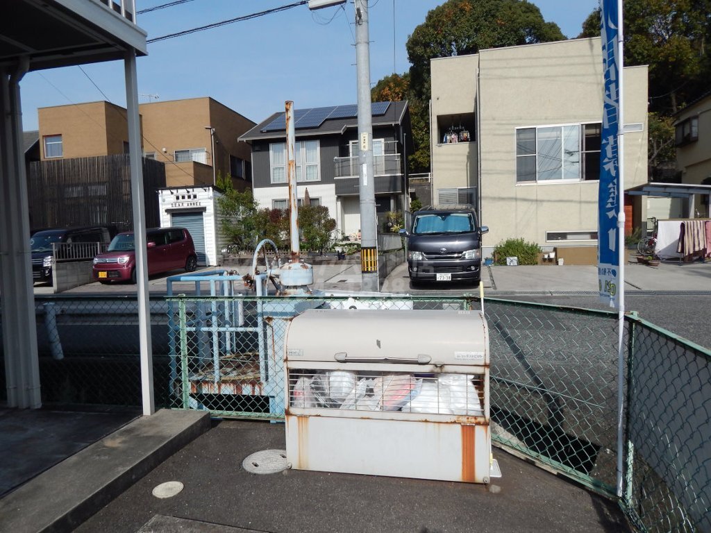 拡大写真：クレセント串山 2階203の専用ゴミ置き場