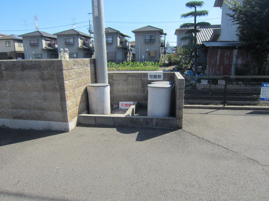 拡大写真:パレス曙 C棟 1階101の専用ゴミ置き場