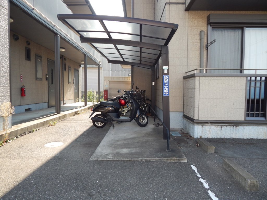 拡大写真：メゾンアメニティ槙原　B棟 1階102の駐輪場