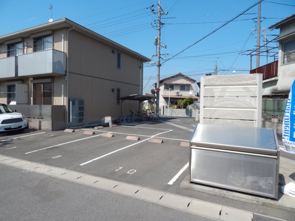 拡大写真:ベルソー 1階101の専用ごみ場 駐輪場完備