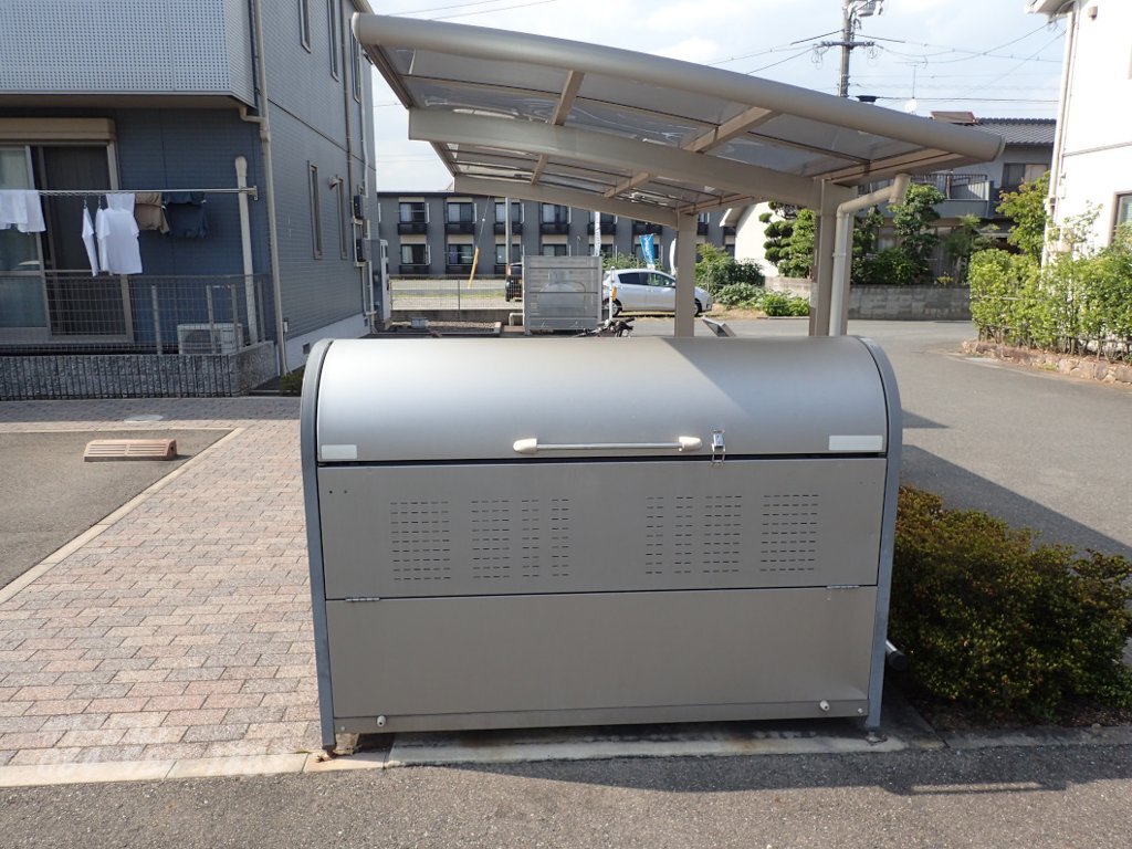 拡大写真：ヴィラシーン神辺Ｂ 2階201の専用ごみ場、駐輪場
