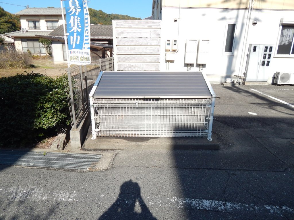 拡大写真：スカイメゾン11番館 2階202の専用ごみ場