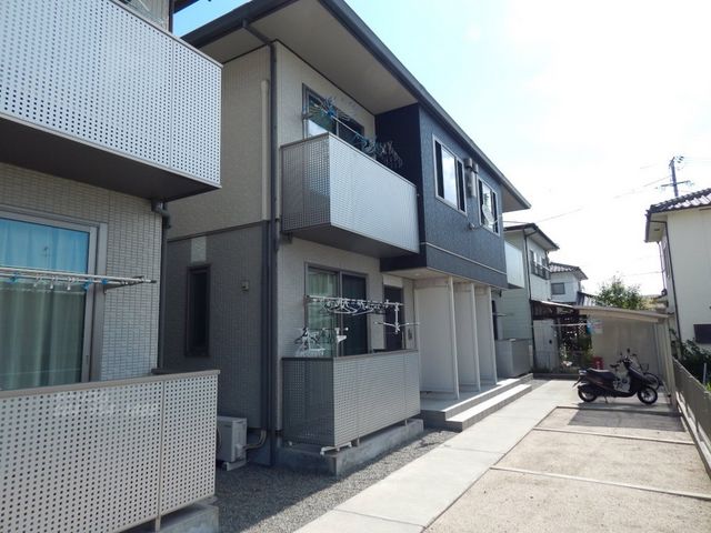 拡大写真：シルフィード山波 2階B202の外観写真（昼）