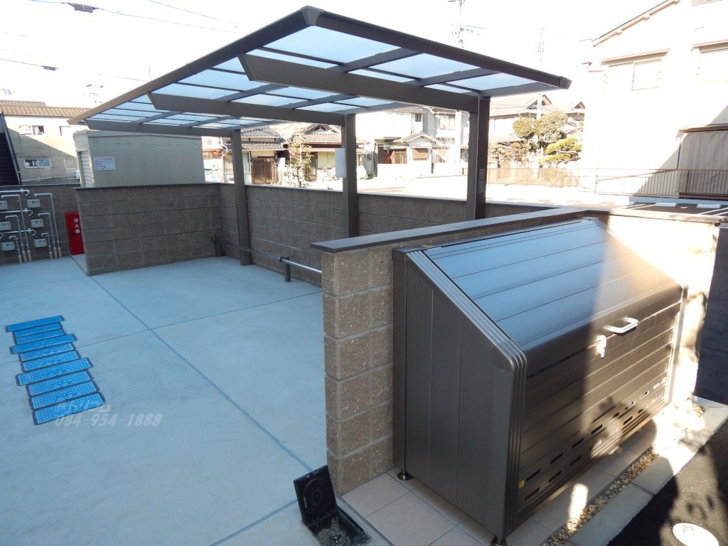 拡大写真：クロノス 3階303の専用ごみ場　駐輪場