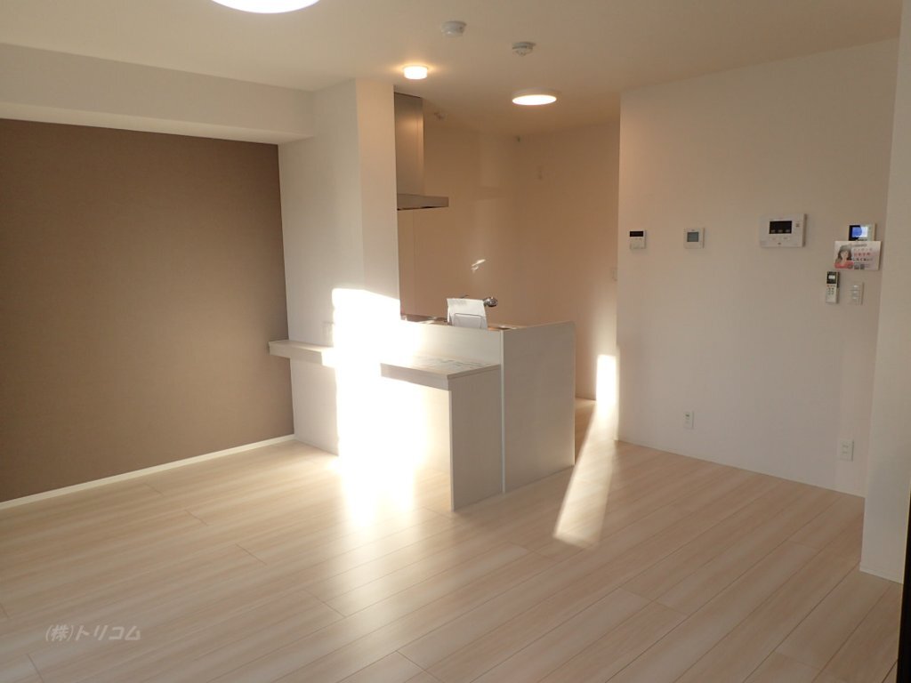 拡大写真:D-residence西町 3階302の対面キッチン仕様のLDK