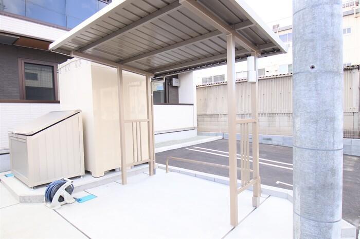 拡大写真:D-room沖野上Ⅱ 1階102の専用ごみ場 駐輪場