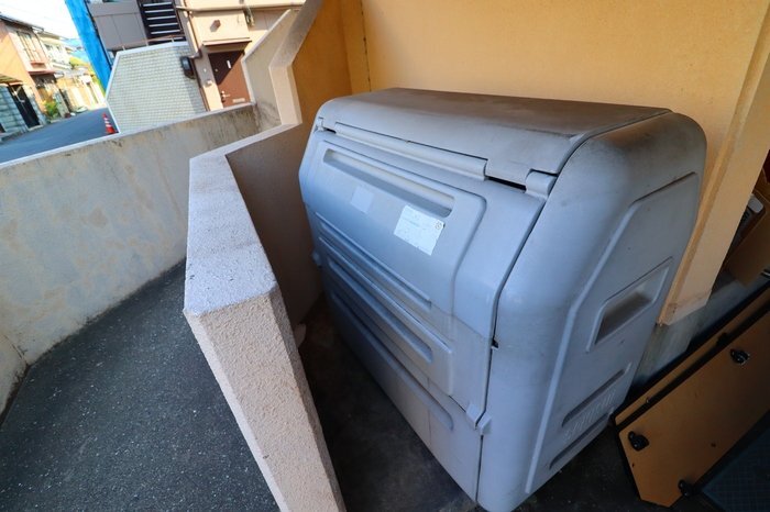 拡大写真:グランドキャッスル橋塚 3階305の専用ごみ場