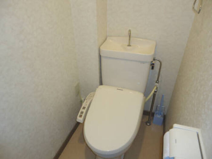 拡大写真:グランドキャッスル橋塚 3階305のシャワー付トイレ