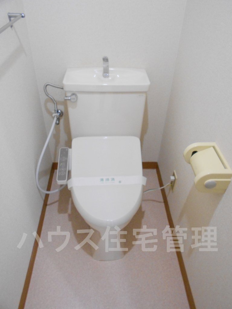 拡大写真:高槻市如是町 2階202のシャワー付トイレ