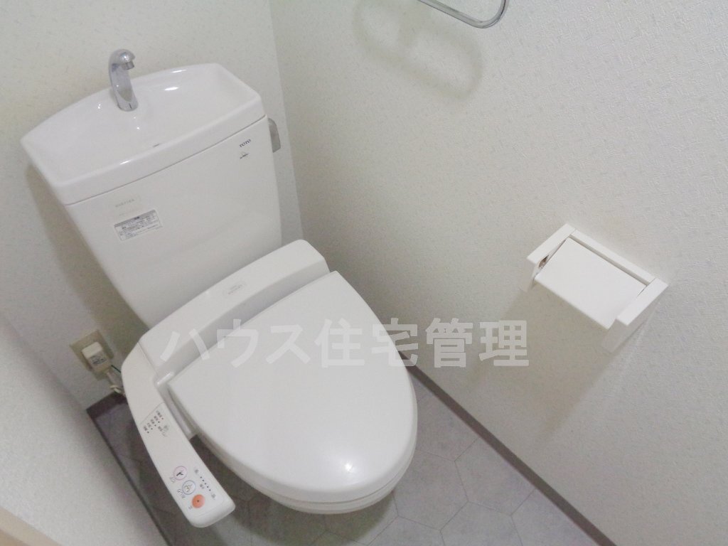 拡大写真：高槻市大畑町 3階301のシャワー付トイレ