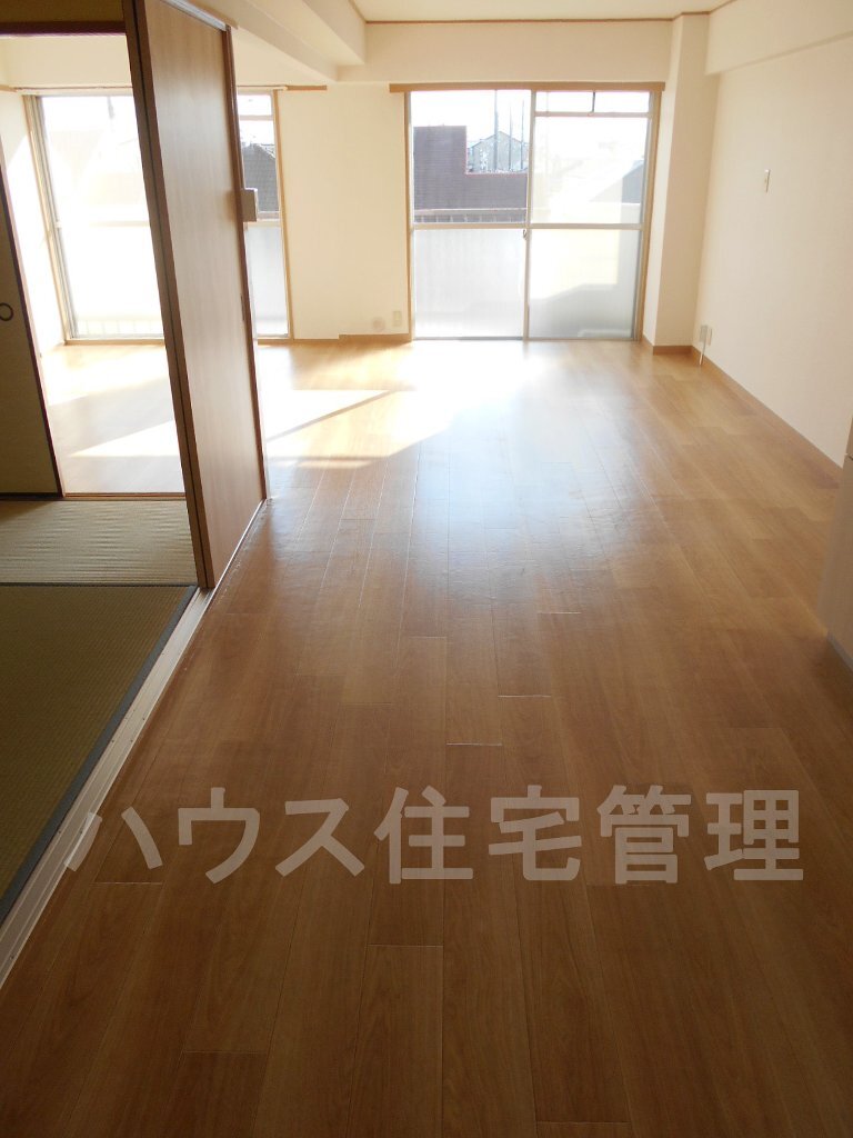 拡大写真:高槻市寿町1丁目 3階304のリビング