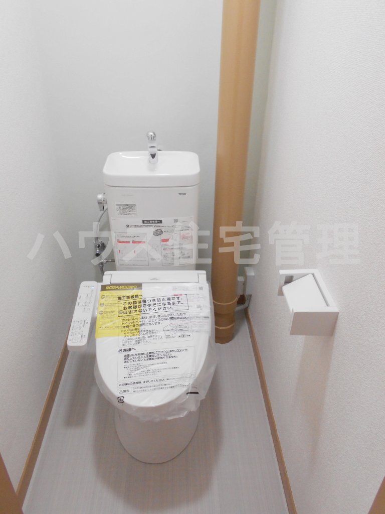 拡大写真:高槻市寿町1丁目 3階304のシャワー付トイレ